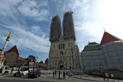 Zagreb: Dijelovi katedrale raspoređeni po tlu ispred katedrale 