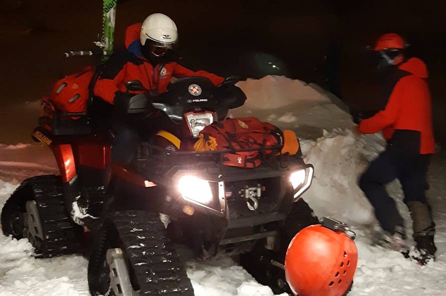 Išli autom u 'đir' po mećavi na Velebit, spasio ih HGSS: 'Auto će izvući tek kad snijeg okopni'