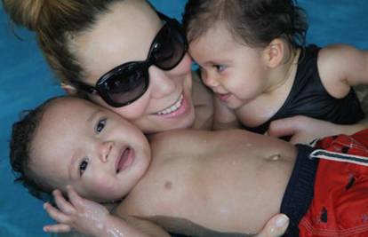 Nakon posla uživanje: Mariah se opušta u bazenu s djecom