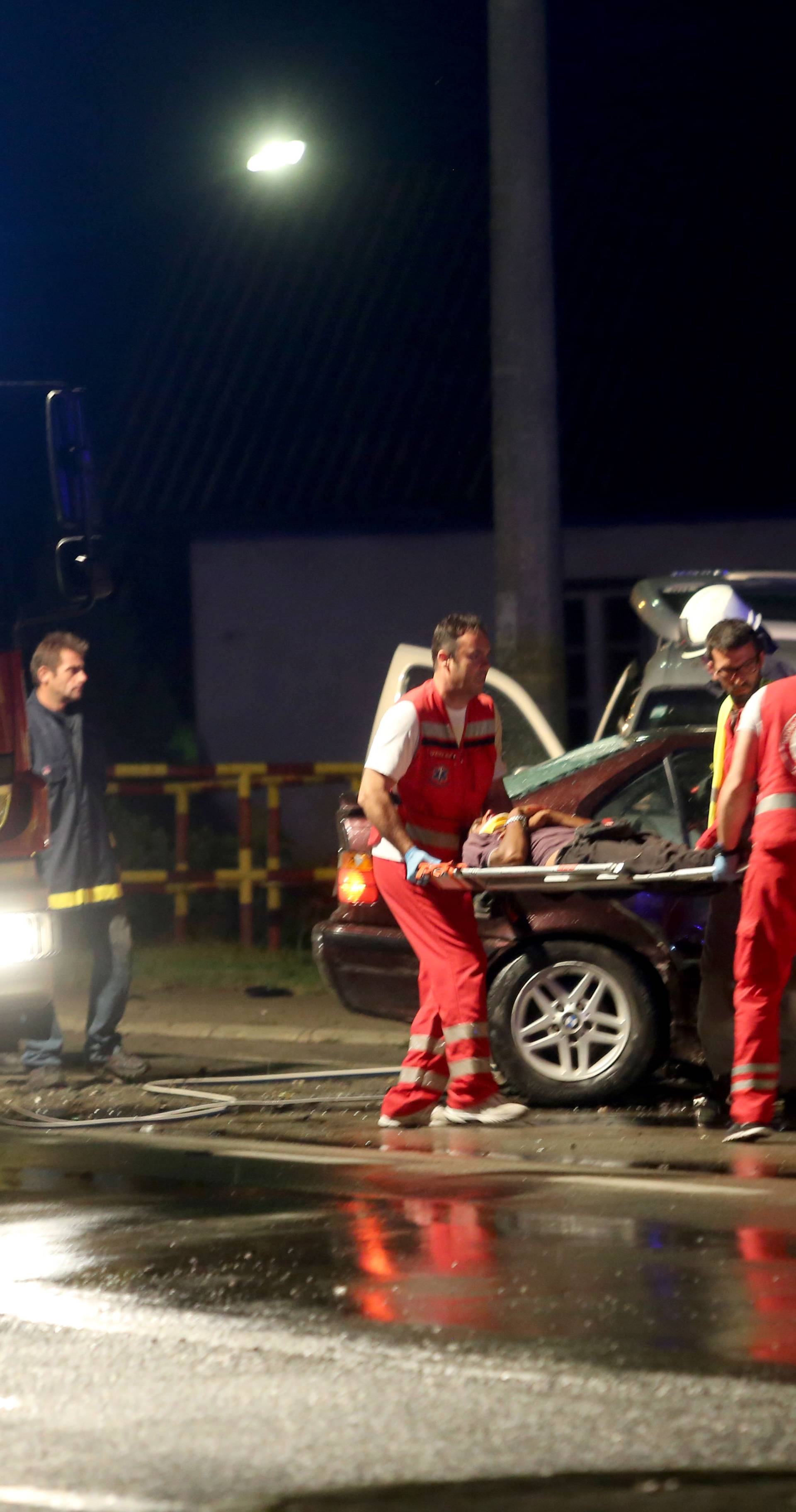 Teška nesreća: Vatrogasci su vadili ljude iz smrskanog auta