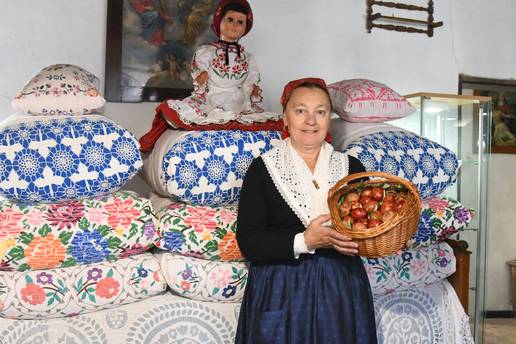 FOTO Me&dstrok;unarodna izlo&zcaron;ba pisanica: Pogledajte ljepotu na&scaron;e ba&scaron;tine i ostalih zemalja