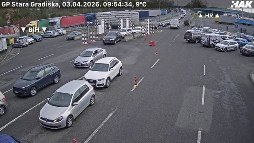 FOTO Na granicama višesatne kolone uoči uskrsnog vikenda