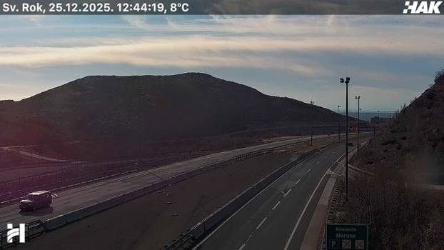 FOTO Pogledajte kakvo je stanje na cestama u Hrvatskoj: Snijeg u Lici, sunce 'provirilo' na jugu