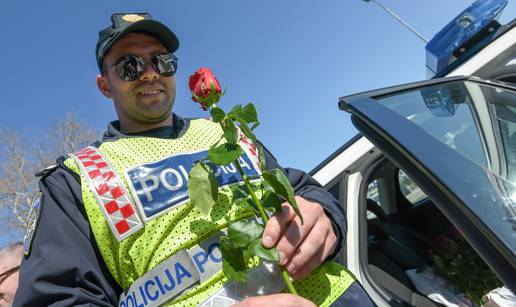 Policajci u Zadru i Šibeniku su zaustavljali žene i darivali ruže