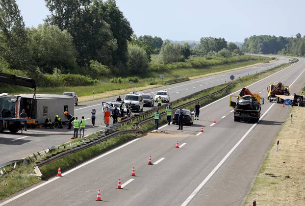 U sudaru autobusa i auta na A3 dvije osobe poginule, više ozlijeđenih