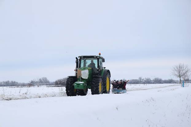 Karadžićevo: Vožnja čamcem po snježnim poljima