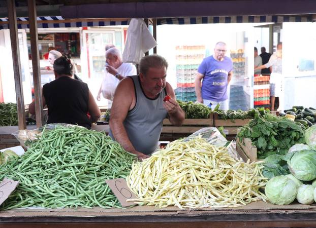 FOTO Krumpira, luka, rajčica i lubenica! Pogledajte cijene voća i povrća na šibenskoj tržnici