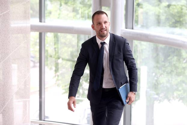 Zagreb: Ministri dolaze na sjednicu Vlade