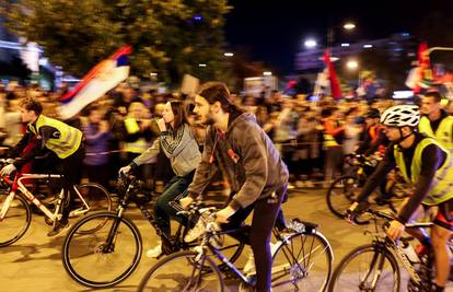 FOTO Tisuće studenata nakon 16 dana pješačenja stigle u N. Sad: Vlada je proglasila Dan žalosti