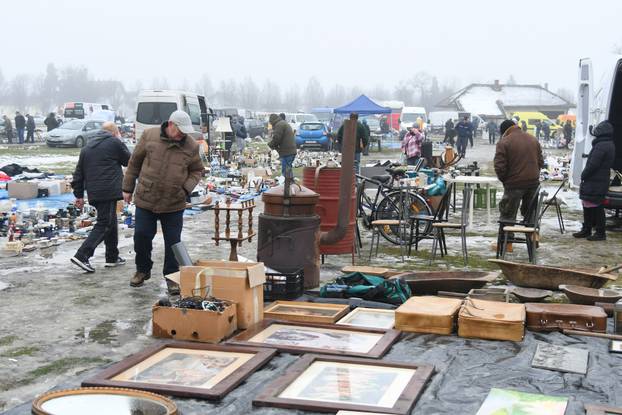 Koprivnica: Zimski uvjeti smanjili broj prodavača na koprivničkom buvljaku