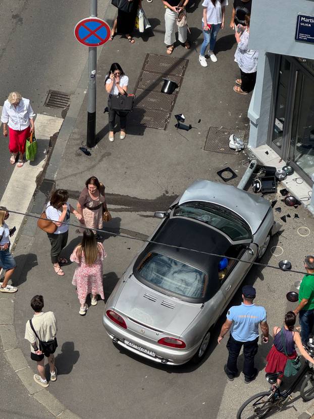 BIZARNO! Vozač auta zabio se u izlog u Zagrebu. Imao je kacigu?