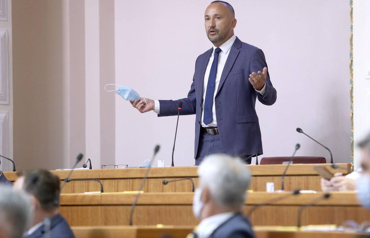 'Djeca se kao eksperiment daju homoseksualnim parovima, a sve vodi da će ih moći posvajati'