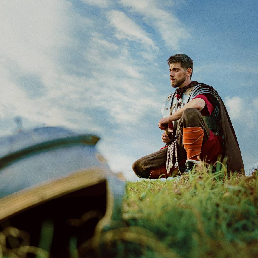 Izašao spot u kojem ulogu ima i Jadranka Matković! Poslušajte eugenovu pjesmu 'glava lava'