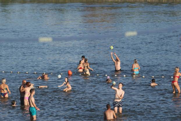 Osijek: Visoka temperatura je  izmamila mnogobrojne građane na osvježenje u Dravi