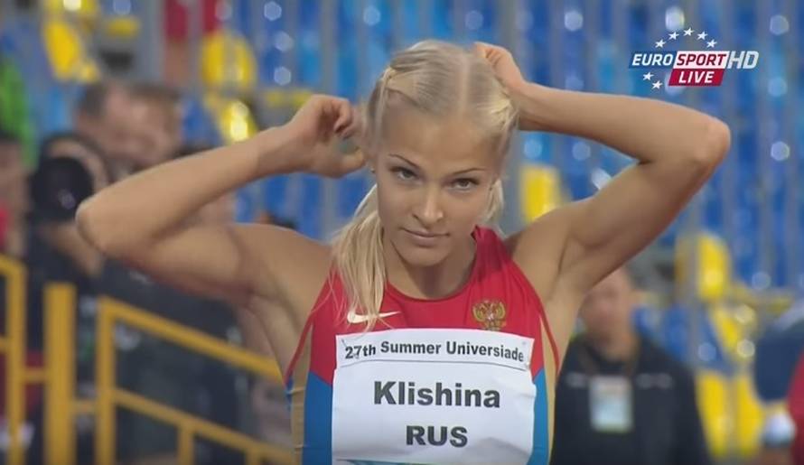 Svi se dižu kad Klišina skače, samo se kamera spušta dolje