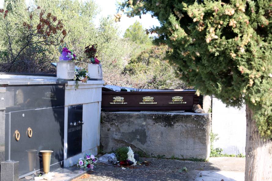 Izvadili pokojnika, prazan lijes mjesec dana stoji na groblju...