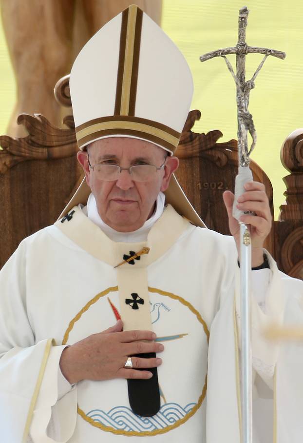 Sarajevo: Papa svoj potrgani pastirski štap zalijepio ljepljivom trakom