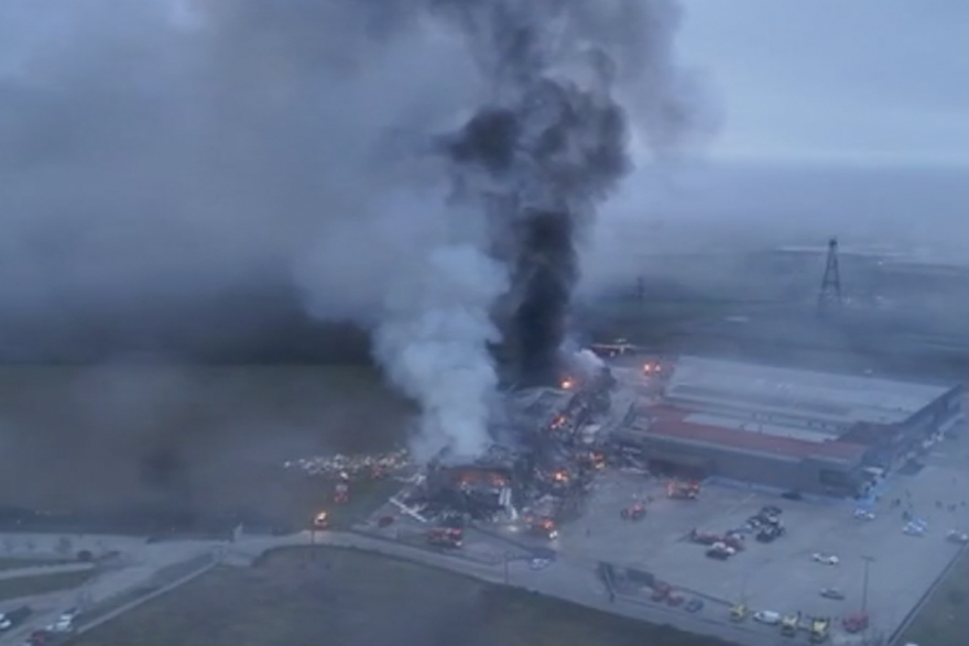 Dronom snimljen gusti dim koji je obavio gr&ccaron;ki grad nakon po&zcaron;ara u tvornici