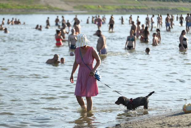 Osijek: Visoka temperatura je  izmamila mnogobrojne građane na osvježenje u Dravi