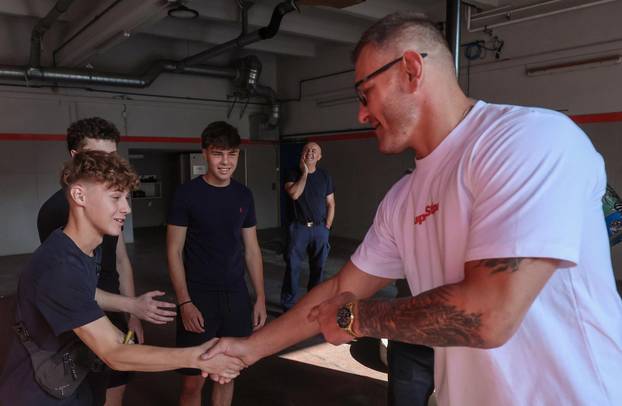 Stipe Miočić prvi se put u životu spustio niz šipku u vatrogasnoj postrojbi Zagreb