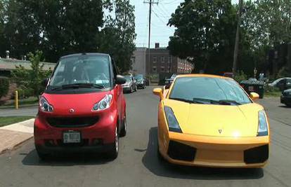 Smart vs Lamborghini: Veličina izgleda nije važna!