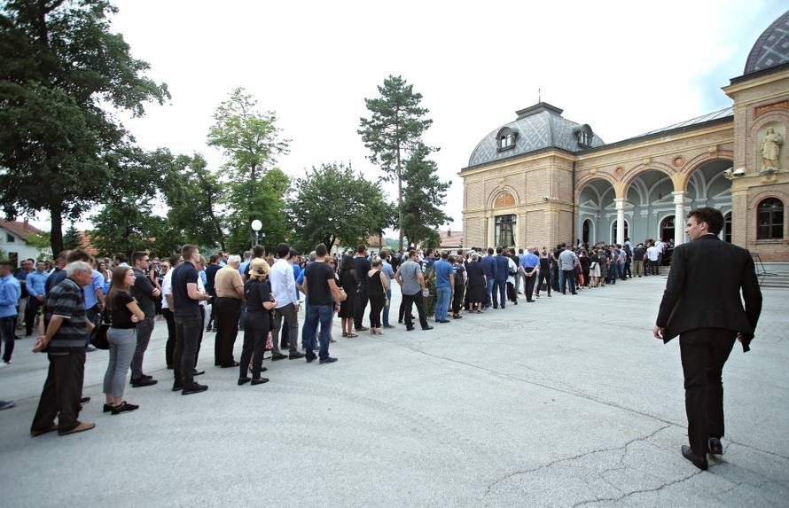 Bakljada na Mirogoju: Obitelj i prijatelji oprostili se od Capara