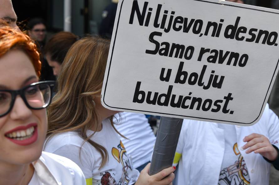 Zagreb: Inicijativa mladih liječnika Hrvatske organizirala prosvjed ispred Ministarstva zdravstva