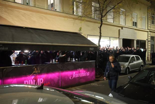 Zagreb: Maskirani muškarci otpjevali svoje ispred Srpskog kulturnog centra i razišli se nakon dolaska interventnih policajaca
