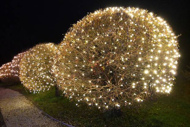 Grabovnica: Započela božićna čarolija svjetla obitelji Salaj