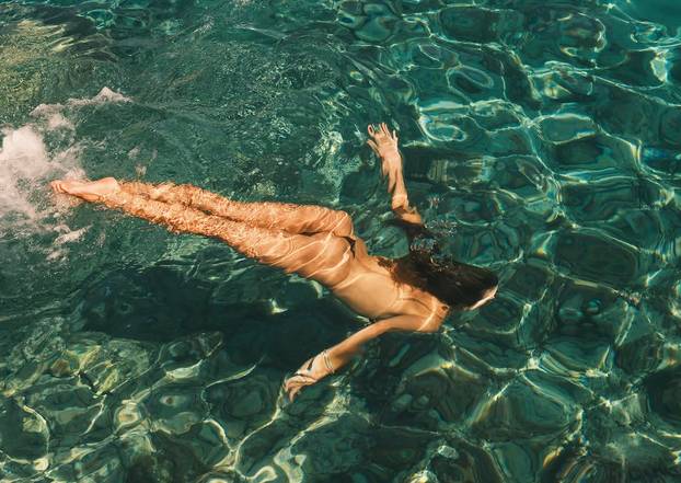 FOTO Gotovo potpuno gola u moru! Alessandra Ambrosio zaplivala samo u mini tangama