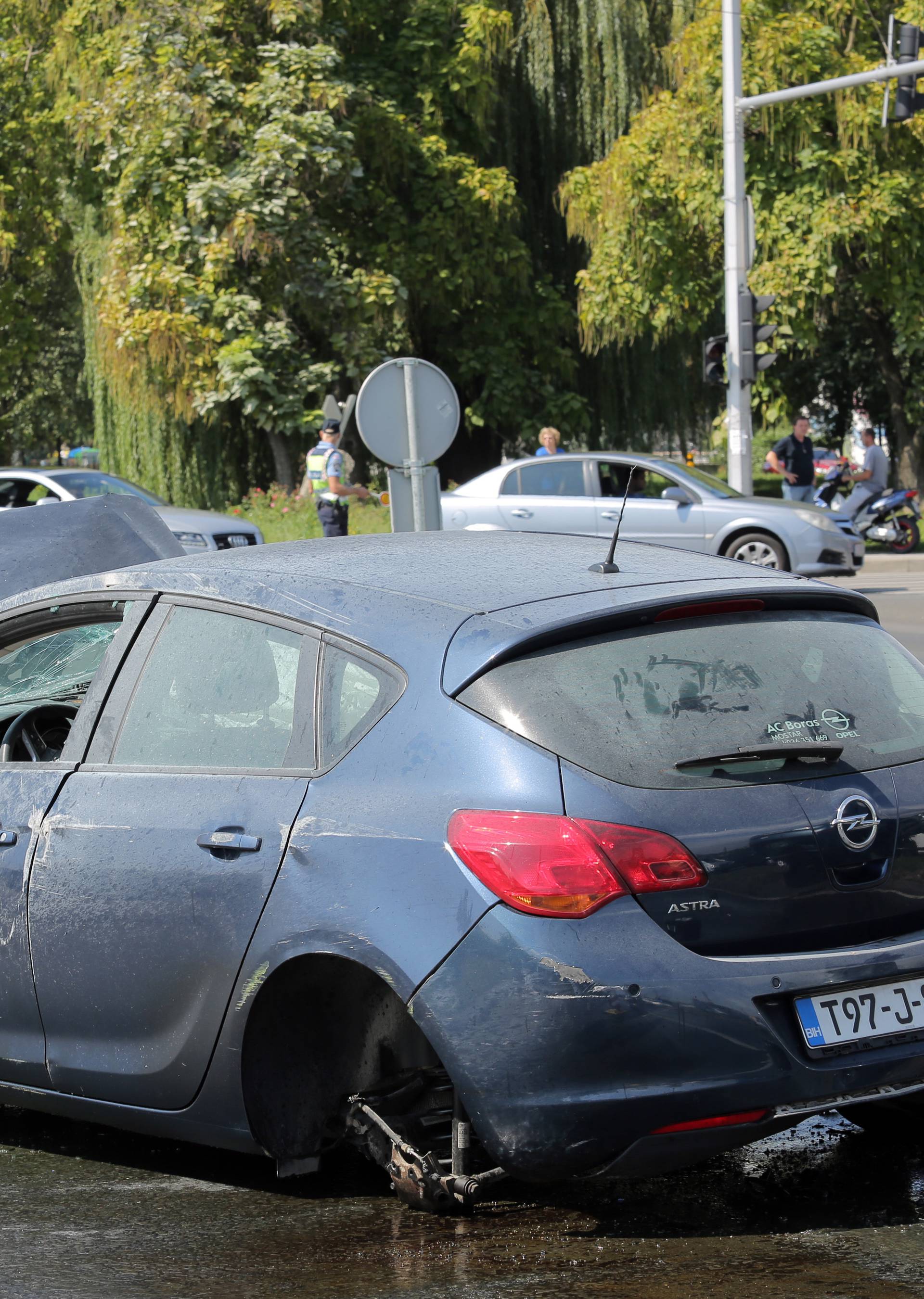 Auto planuo nakon frontalnog sudara, jedan završio u bolnici