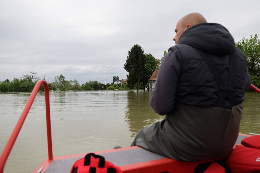 Karlovac: Vatrogasci i Crveni križ dostavljaju kruh građanima koji su u svojim kućama