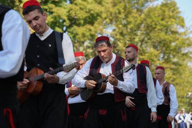 Vinkovci: Svečani mimohod sudionika 61. Vinkovačkih jeseni 