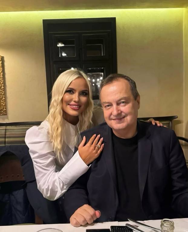 Dačićeva Anči je tužna: Šefe, ne spavam dok se ne oglasiš! Ajde probudi se. Ne  mogu više...