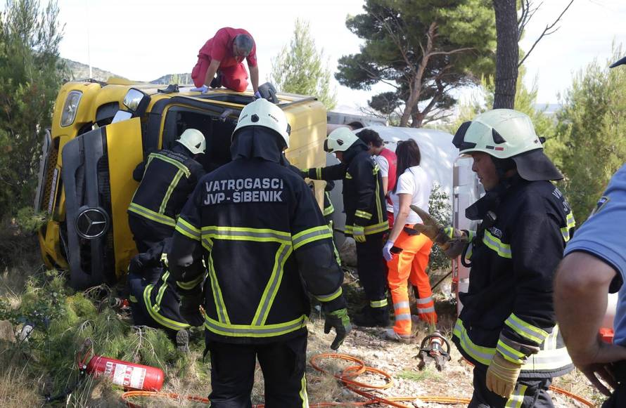 Na ulazu u Å ibenik s ceste izletio kamion mjeÅ¡alice za beton