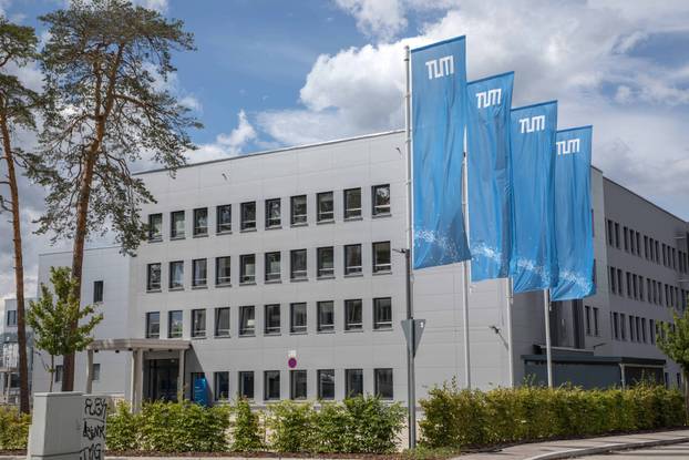 Muenchen, Deutschland 30. Juli 2023: Technische Universität München, TUM, Banner der TUM vor einem Gebäude für den Berei