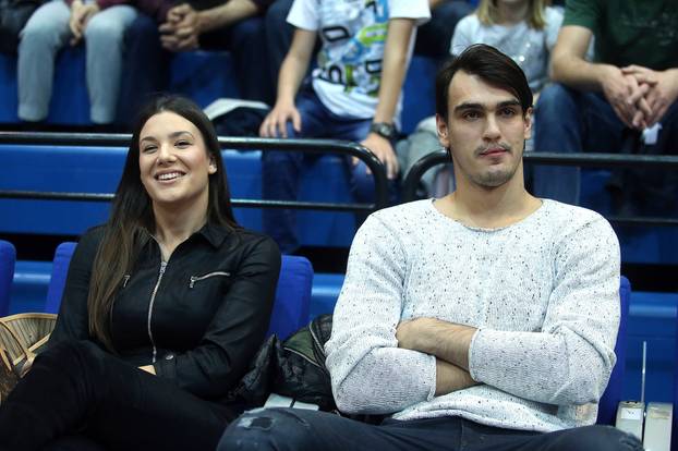 Zagreb: Dario Šari? u društvu djevojke Karle pratio utakmicu Cibona - Zadar
