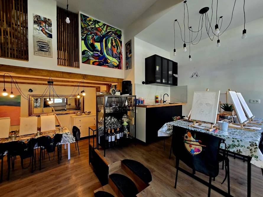 Zagrepčani su ludi za ovim konceptom! Skriveni studio gdje vino i slikanje postaju zabava