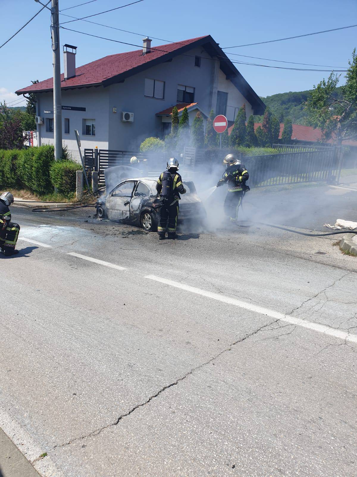 Video: Auto gorio u Šestinama, po cesti se slijevao benzin...