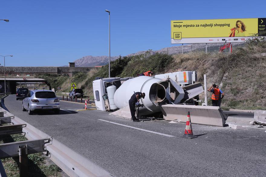 Split: Prevrnula se mješalica za beton kod priključka na brzu cestu Solin - Klis