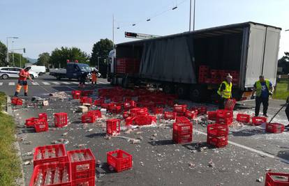 Slabo vezali palete s gajbama pa su napravili staklenu cestu