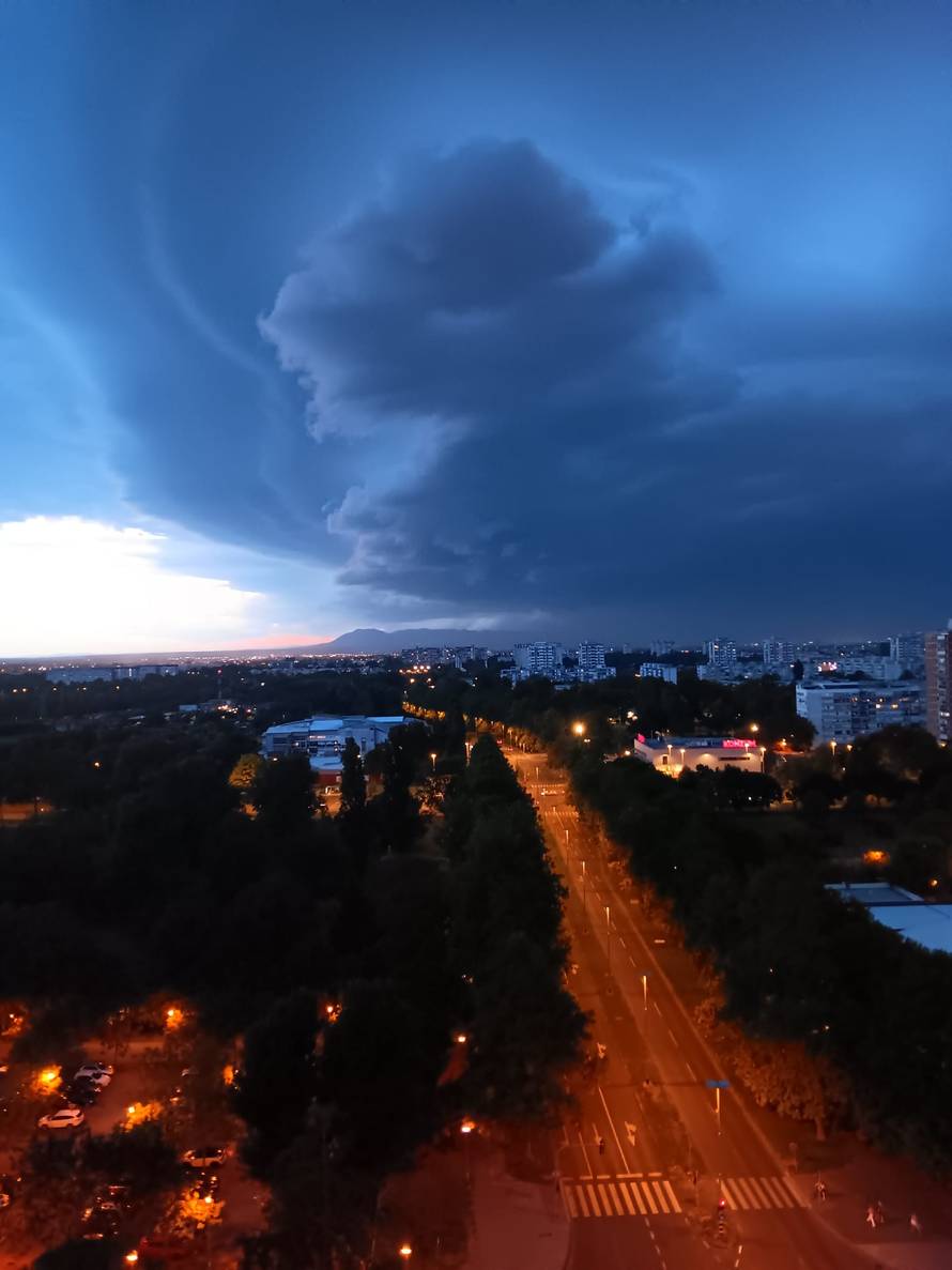 FOTO Crni oblaci zamračili nebo nad Zagrebom: 'Snažan vjetar mi je sve razbacao na balkonu'
