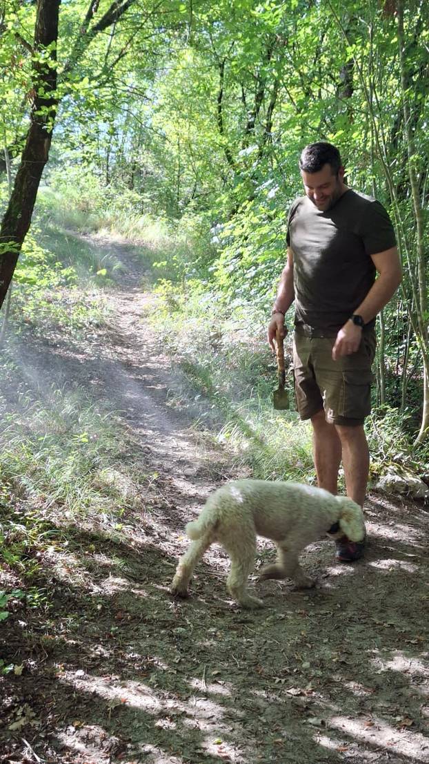 FOTO Pogledajte kako izgleda lov na tartufe u istarskoj šumi