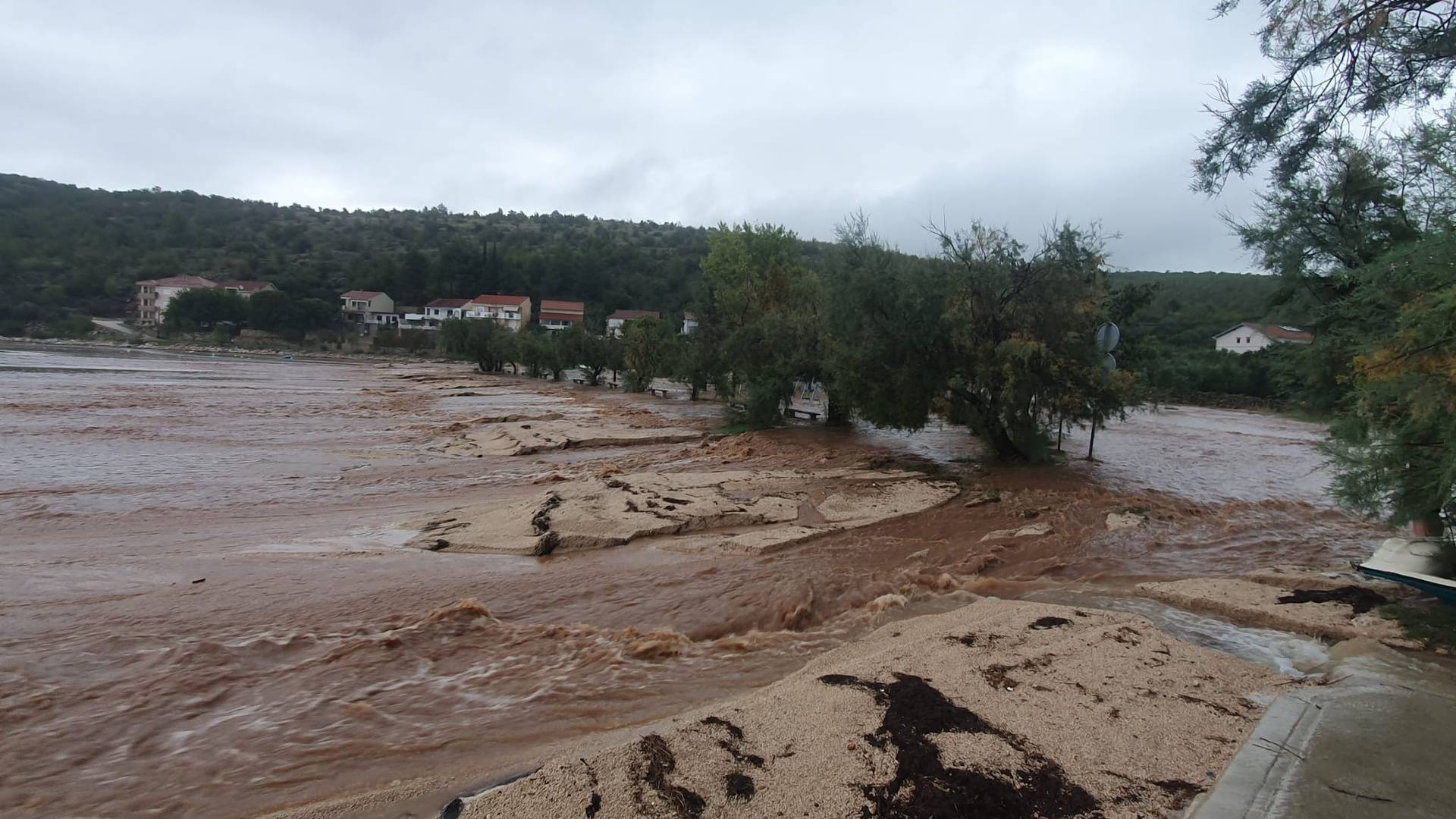 VIDEO Katastrofa kraj Obrovca: 'Umjesto ceste tu je sad rijeka...  plaže nema, kao da je izbrisana'