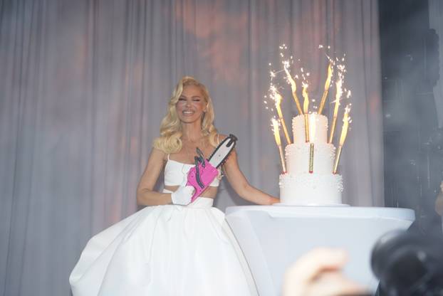 Beograd: Nataša Bekvalac motornom pilom rezala tortu na promociji albuma "MAMA"