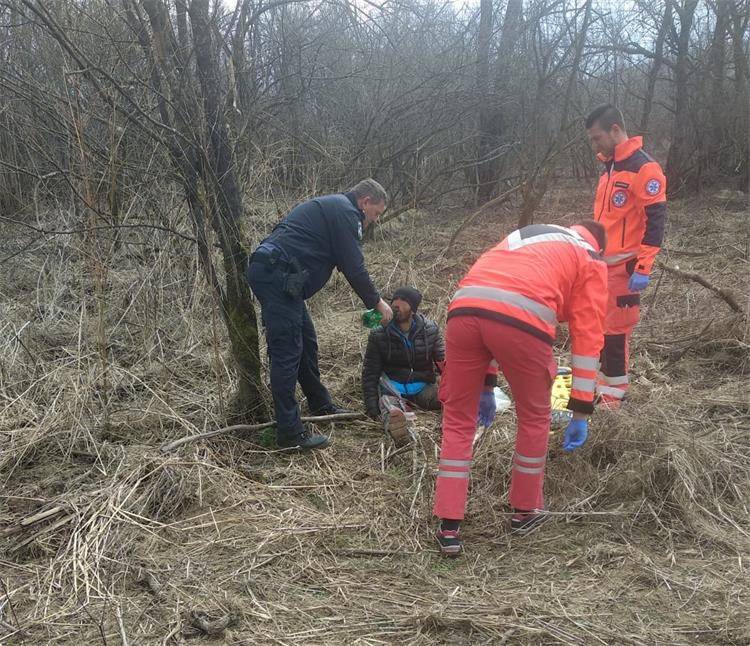 Našli migranta sa slomljenom nogom: Policajci mu pomogli