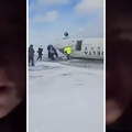 VIDEO Prve snimke iz aviona užasa koji se srušio u Kanadi! Žena snima: 'Visim naglavačke'