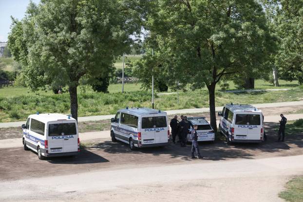 Zagreb: Policija na Trnjanskom nasipu uoči održavanja Trnjanskih krijesova