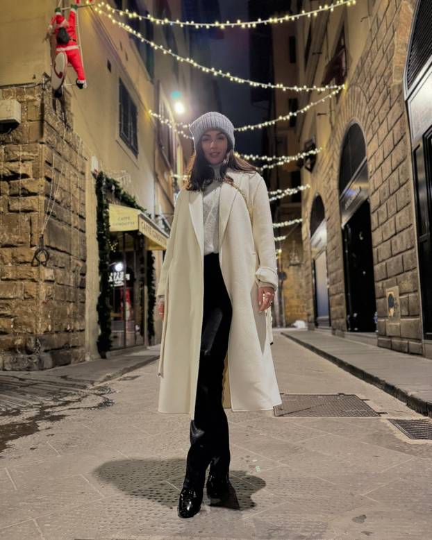 FOTO Zvijezda Hollywooda je zavirila u garažu Ferrarija. A mehaničari u njezin dekolte