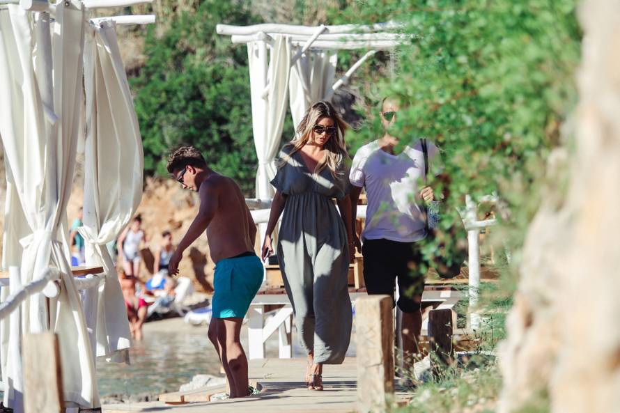 Vanja Halilović i Frane Barbieri u 'intimnim' trenucima na obali